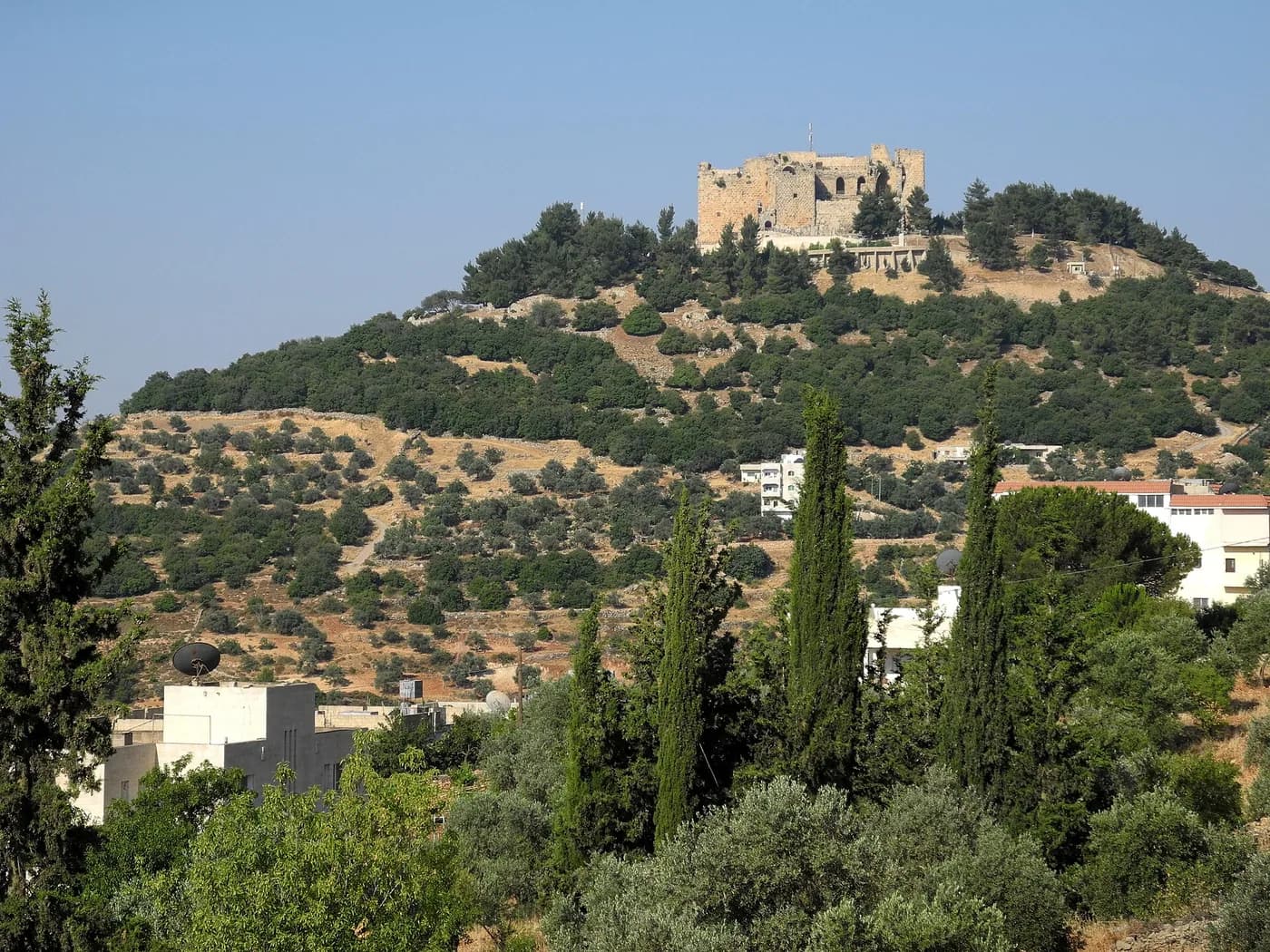 الجدران الحجرية لقلعة عجلون